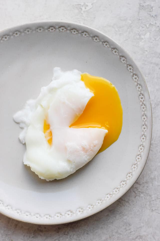 How To Poach Eggs Easy Tutorial Feelgoodfoodie 