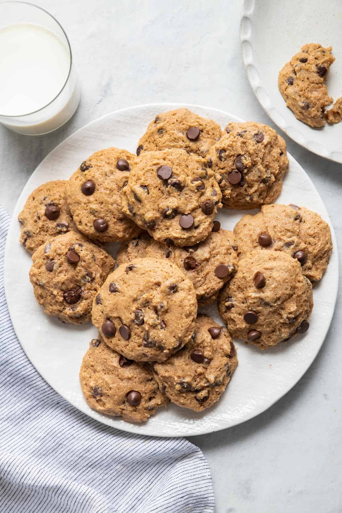 Farfurie cu biscuiti cu ciocolata cu sos de mere cu pahar de lapte alaturi