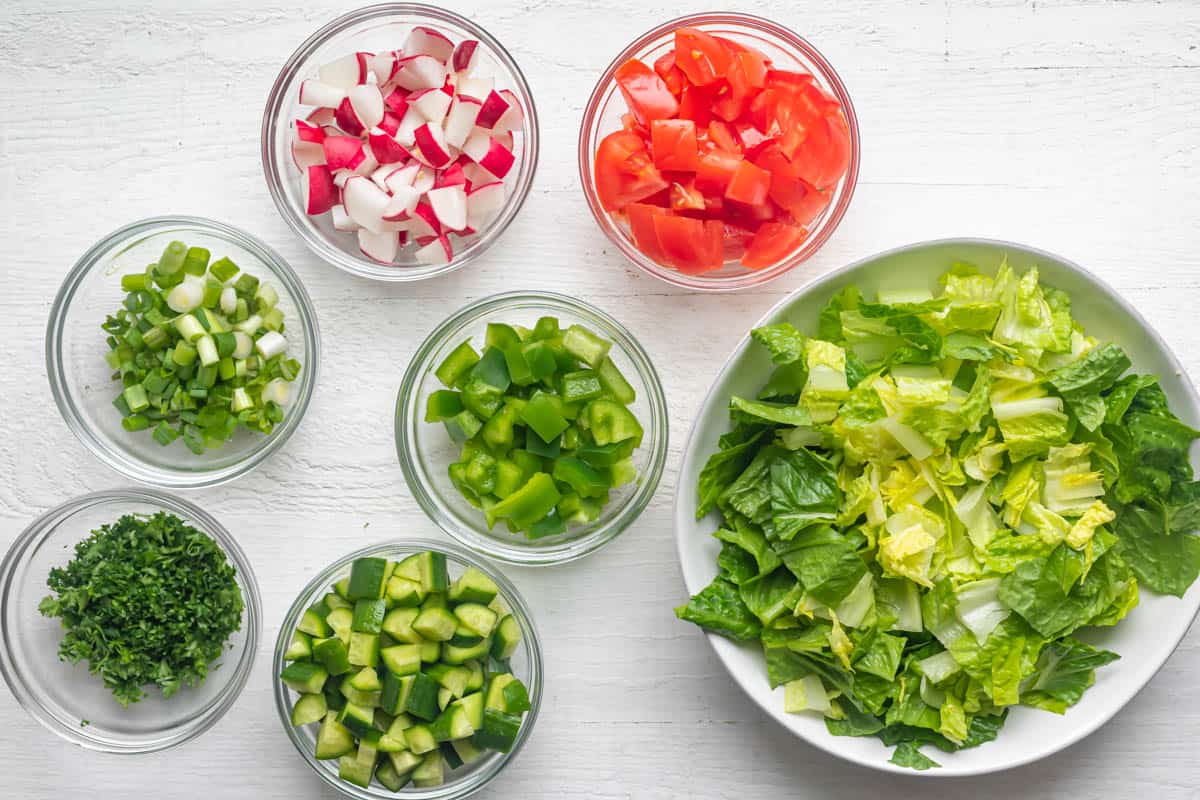 Alles Gemüse für den Salat in Schälchen klein geschnitten