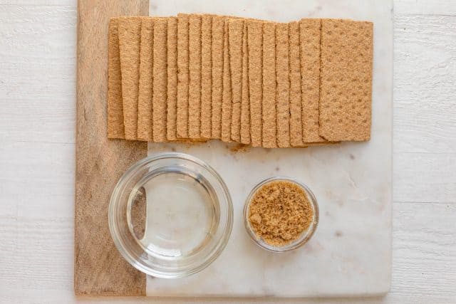 Ingredients for the crust: graham crackers, coconut oil and sugar