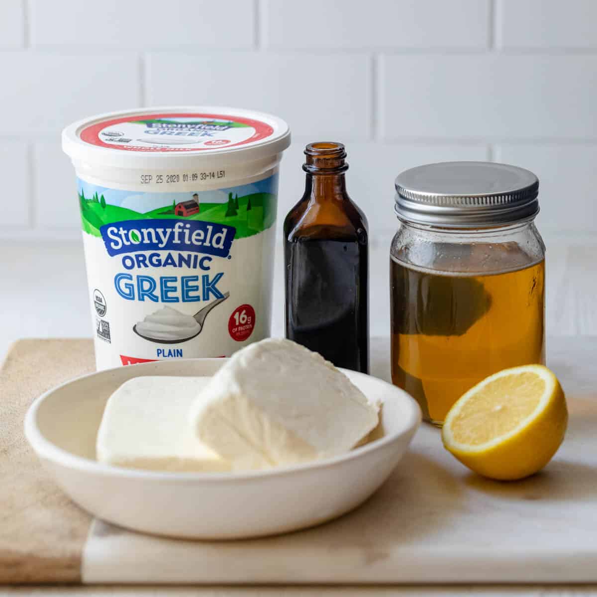 Ingredients for the filling: cream cheese, greek yogurt, lemon juice, honey and vanilla