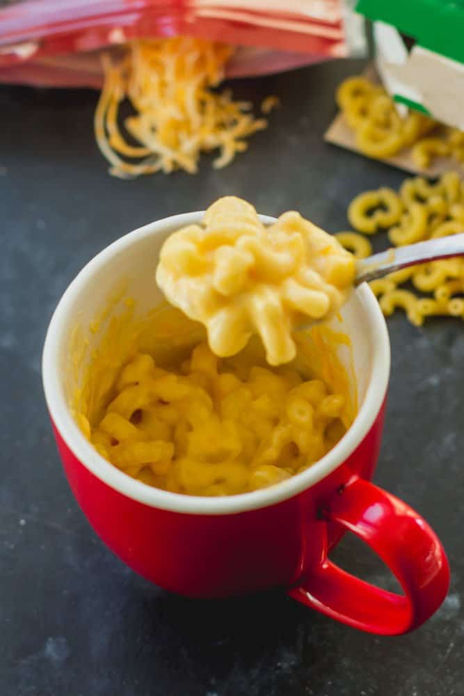 Instant pasta in a mug - mac and cheese