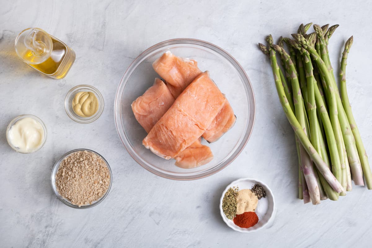 Ingredients to make the salmon recipe with asparagus in the oven