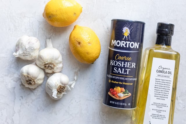 Ingredients to make the recipe: garlic, oil, salt and lemon juice