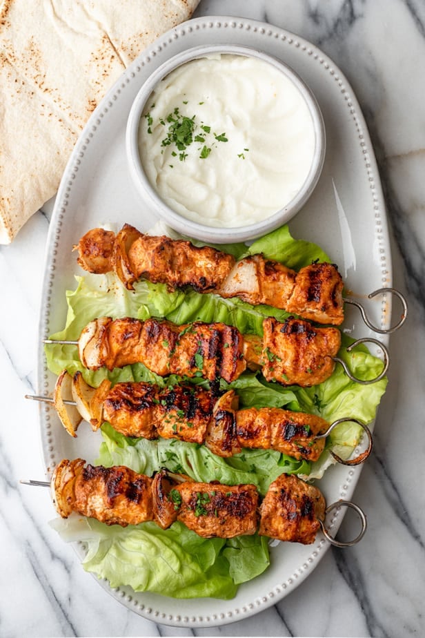 Skewers of the shish tawook on a plat