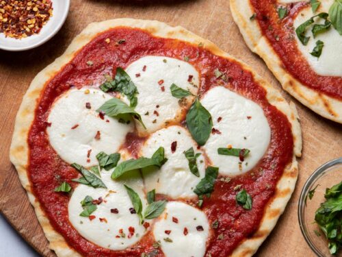 Grilled Pizza {Margherita Pizza Recipe} - FeelGoodFoodie