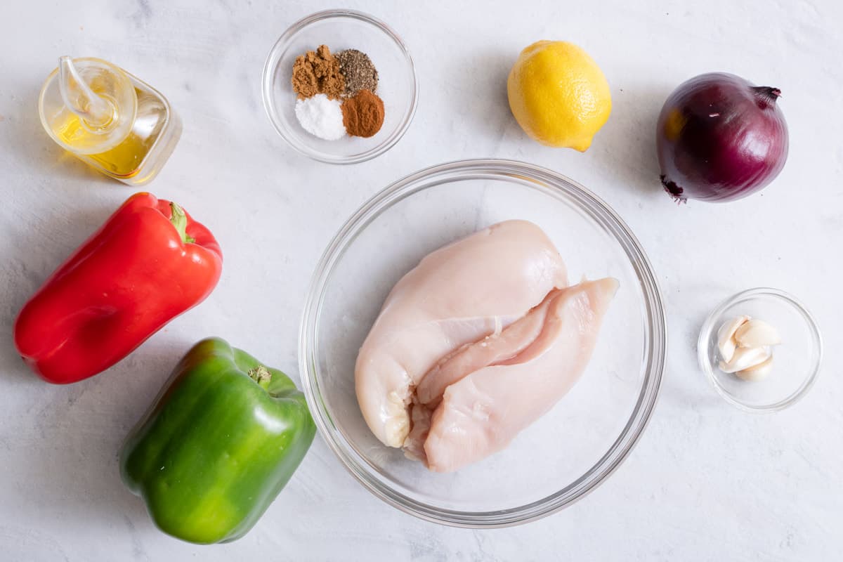 Ingredients to make the recipe: chicken, spices, peppers, onions, garlic and olive oil