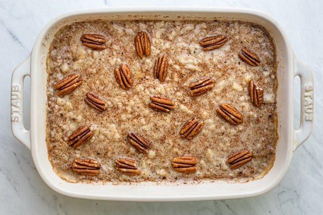 blandning i bakpanna halvvägs genom matlagning