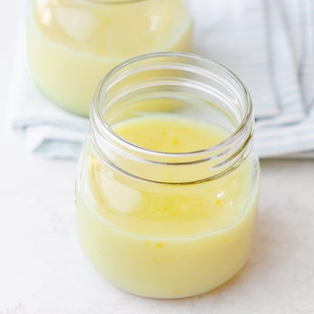 Final lemon pudding in small glas jars