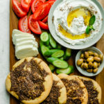 zaatar manakeesh、labneh、オリーブと野菜でbaordを提供する