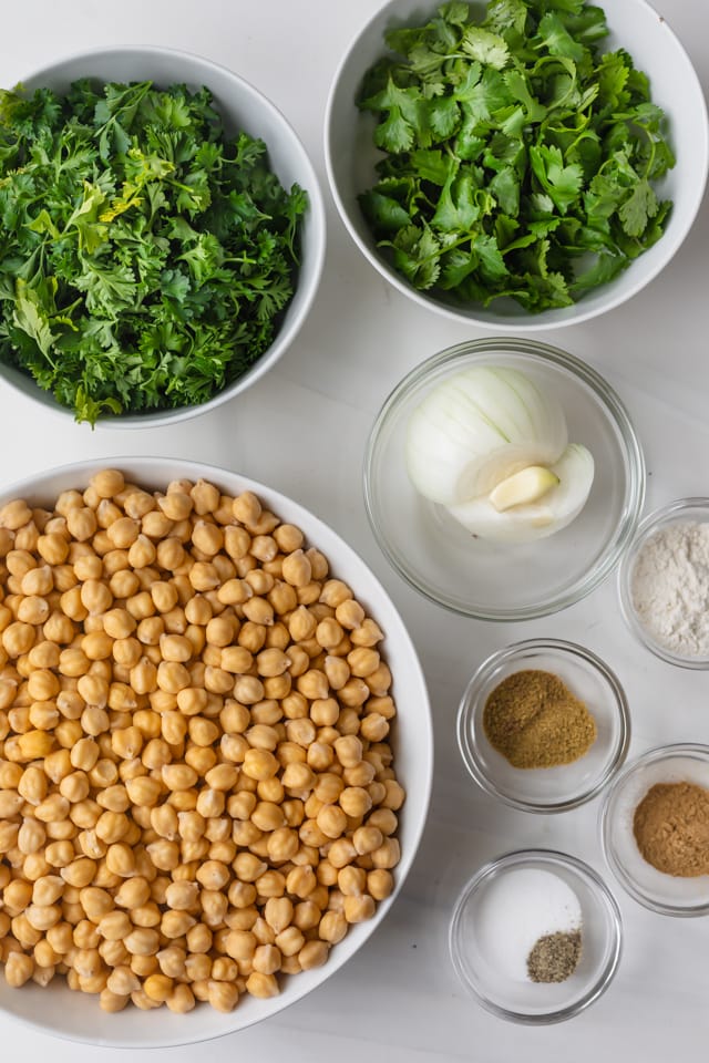 Ingredients to make the recipe: chickpeas, cilantro, parsley, onions, spices