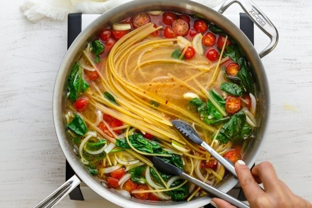 Step three of the recipe: start stirring the pasta with the ingredients to incorporate everything together