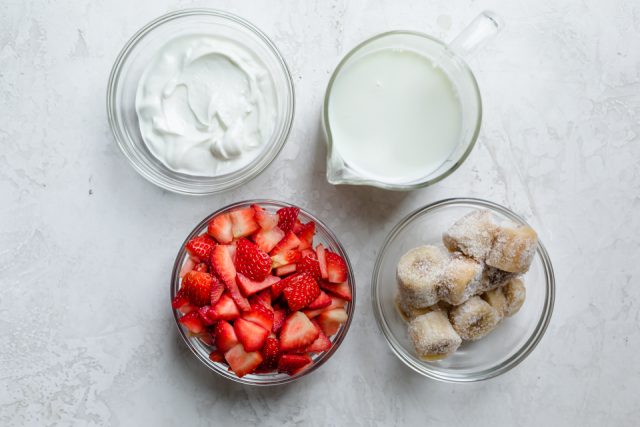 Ingredients for the recipe: strawberries, banana, milk and yogurt