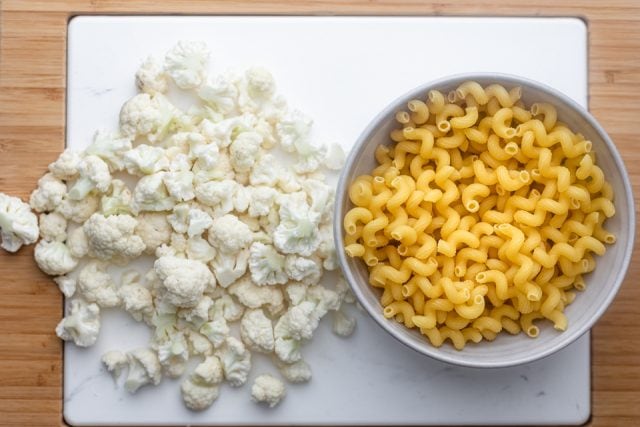 Ingredients to make the recipe; cauliflower and macaroni pasta