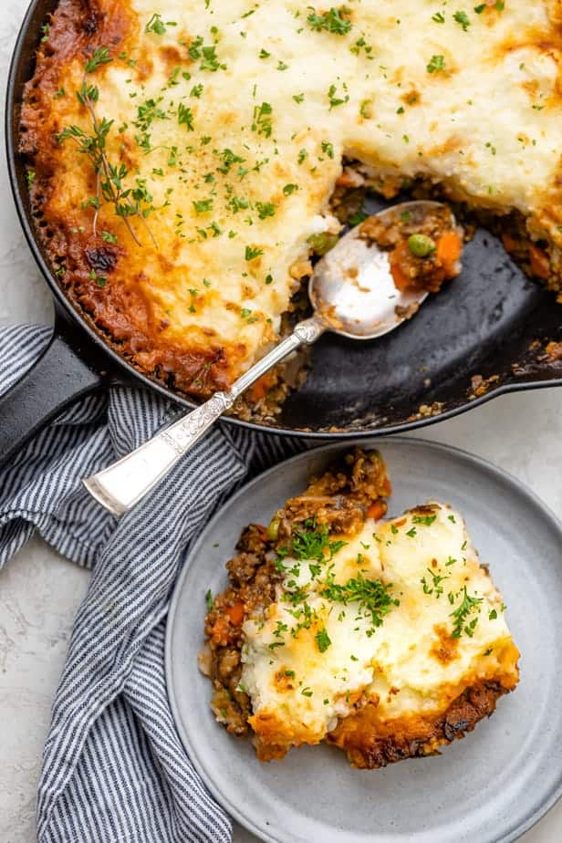 Piccolo piatto del pasticcio di carne vegetariano dopo essere stato servito