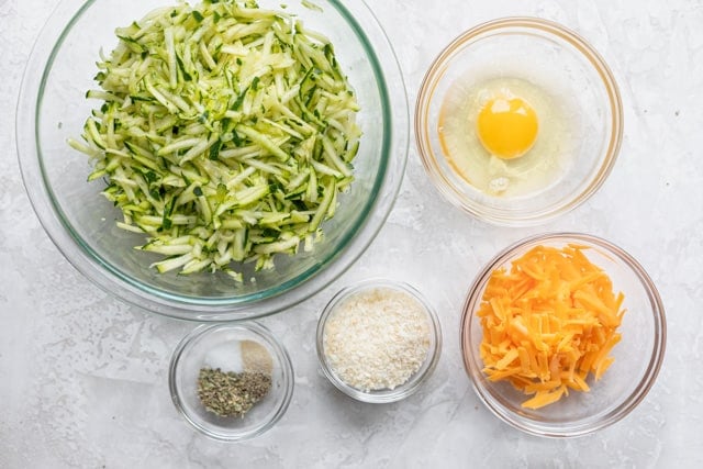 Ingredients to make the recipe: zucchini, egg, cheese, panko breadcrumbs and seasoning