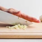 Show how to cut garlic by finely mincing it