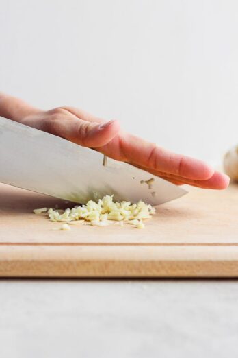 Show how to cut garlic by finely mincing it