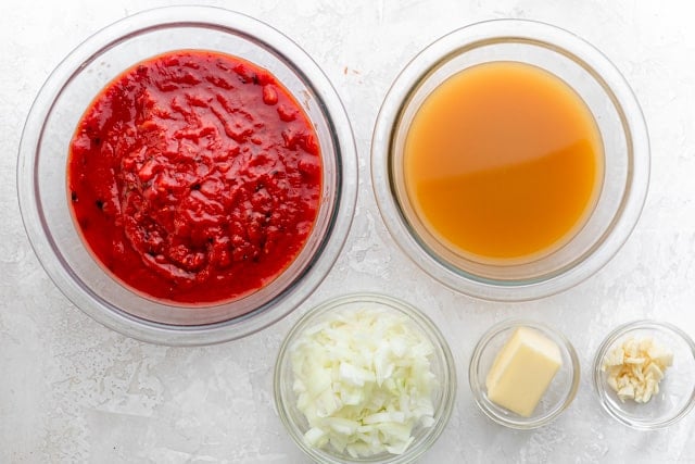 Ingredients to make the recipe: canned crushed tomatoes, vegetable broth, onions, butter and garlic