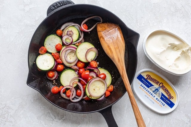 Les légumes cuisant dans une poêle