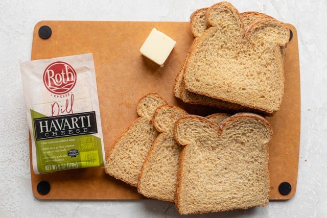 Ingredients to make the recipe: bread, butter and cheese