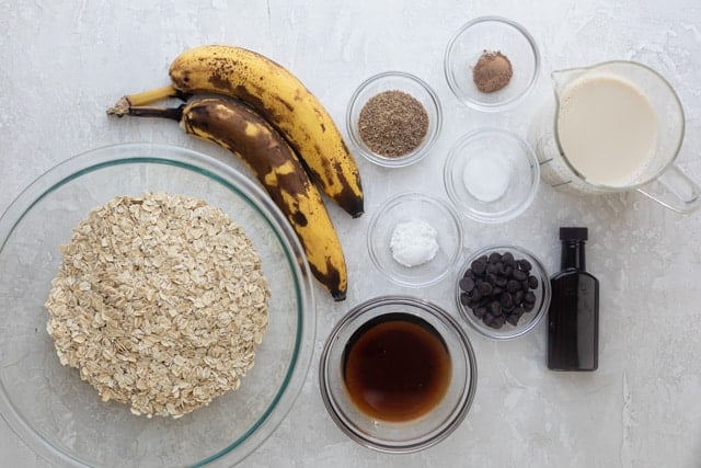 The ingredients to make a banana oatmeal cup