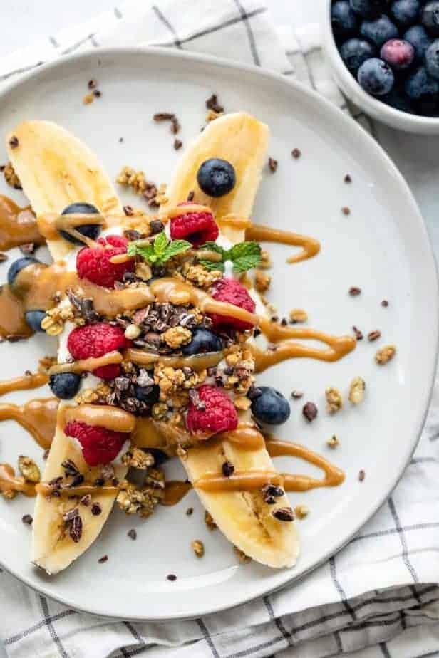 https://feelgoodfoodie.net/wp-content/uploads/2020/07/Healthy-Banana-Split-5-640x960.jpg