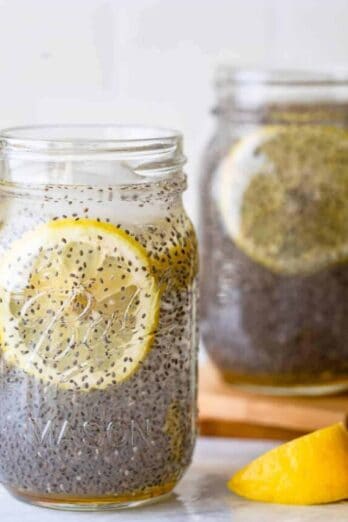 Two large mason jars filled with chia fresca and round lemon slices