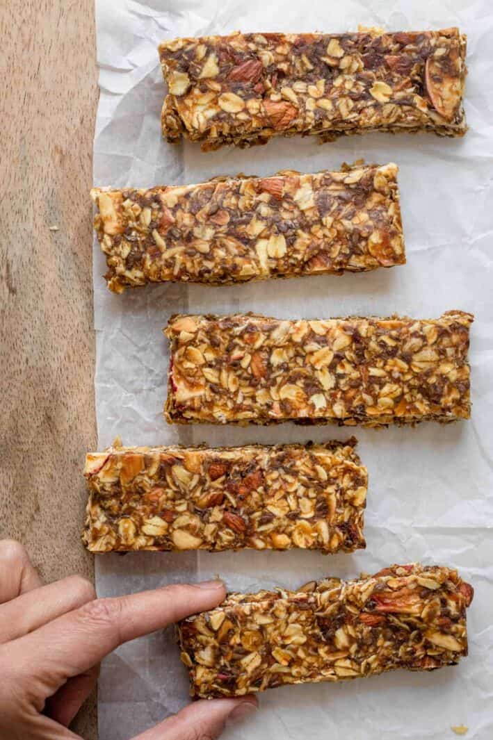 Caramel Apple Granola Bars {Healthy & No-Bake} - Feel Good Foodie