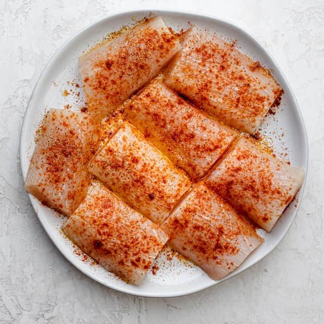 Fish after seasoning and coating with oil.