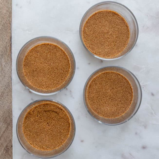 Crust of cheesecake in cups.