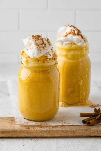 Pumpkin pie smoothie recipe in two mason jars