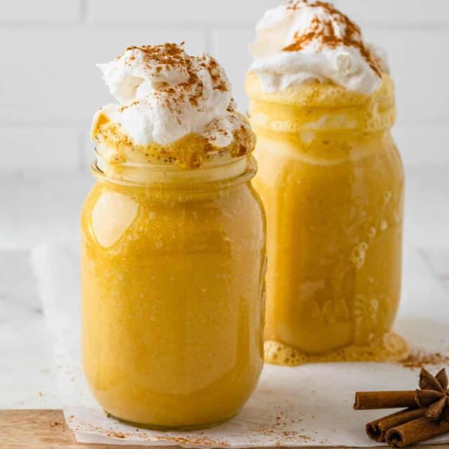 Pumpkin pie smoothie recipe in two mason jars