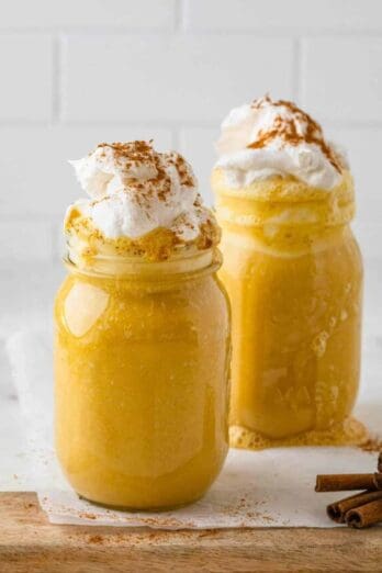 Pumpkin pie smoothie recipe in two mason jars