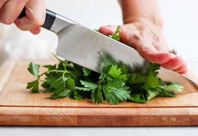 How to Chop Parsley {Step-by-Step Tutorial} - FeelGoodFoodie