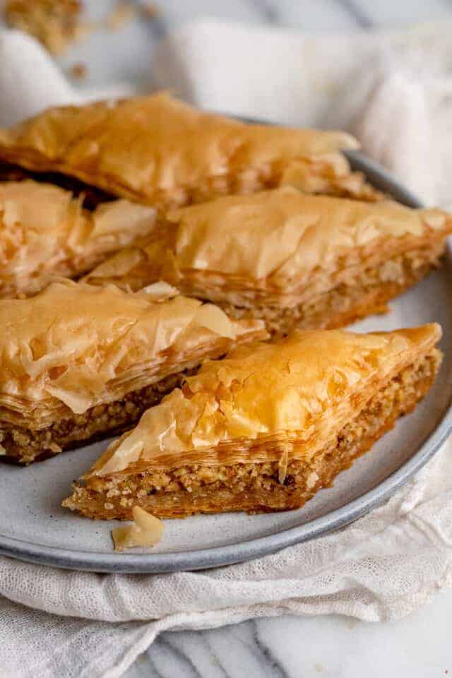 Seitenwinkelaufnahme von in Scheiben geschnittenen Baklawa-Stücken auf einem Teller