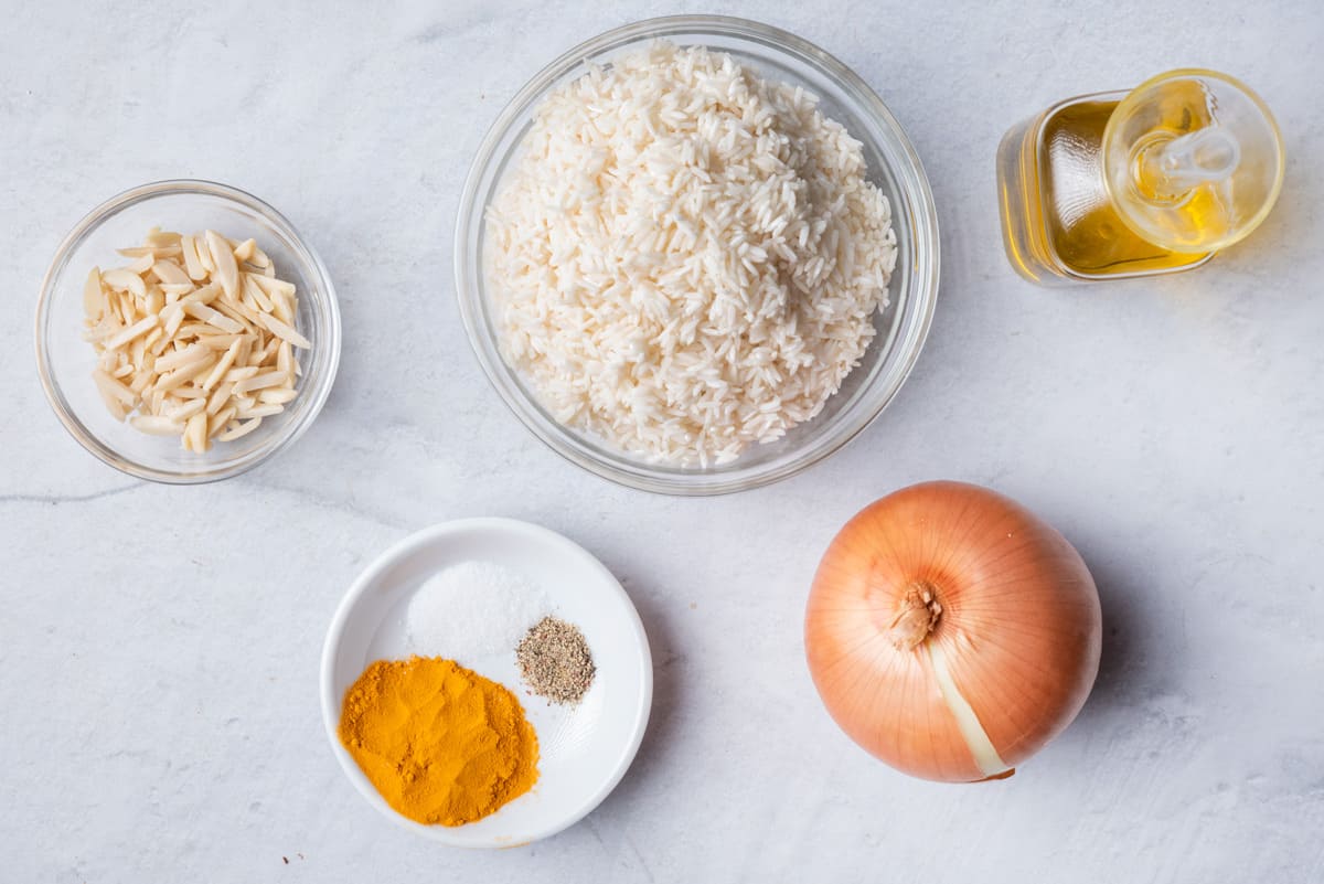 Ingredients to make the recipe: rice, onions, turmeric, salt, pepper, almonds and olive oil