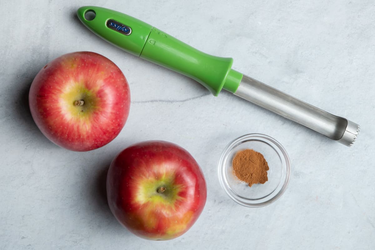 Apples, cinnamon and apple corer to make the recipe
