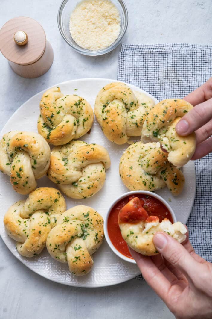 Garlic Knots {4 Ingredient Dough} - Feel Good Foodie