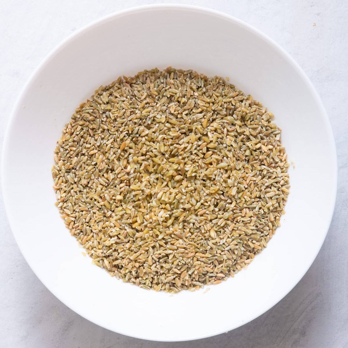 Freekeh in bowl without water.