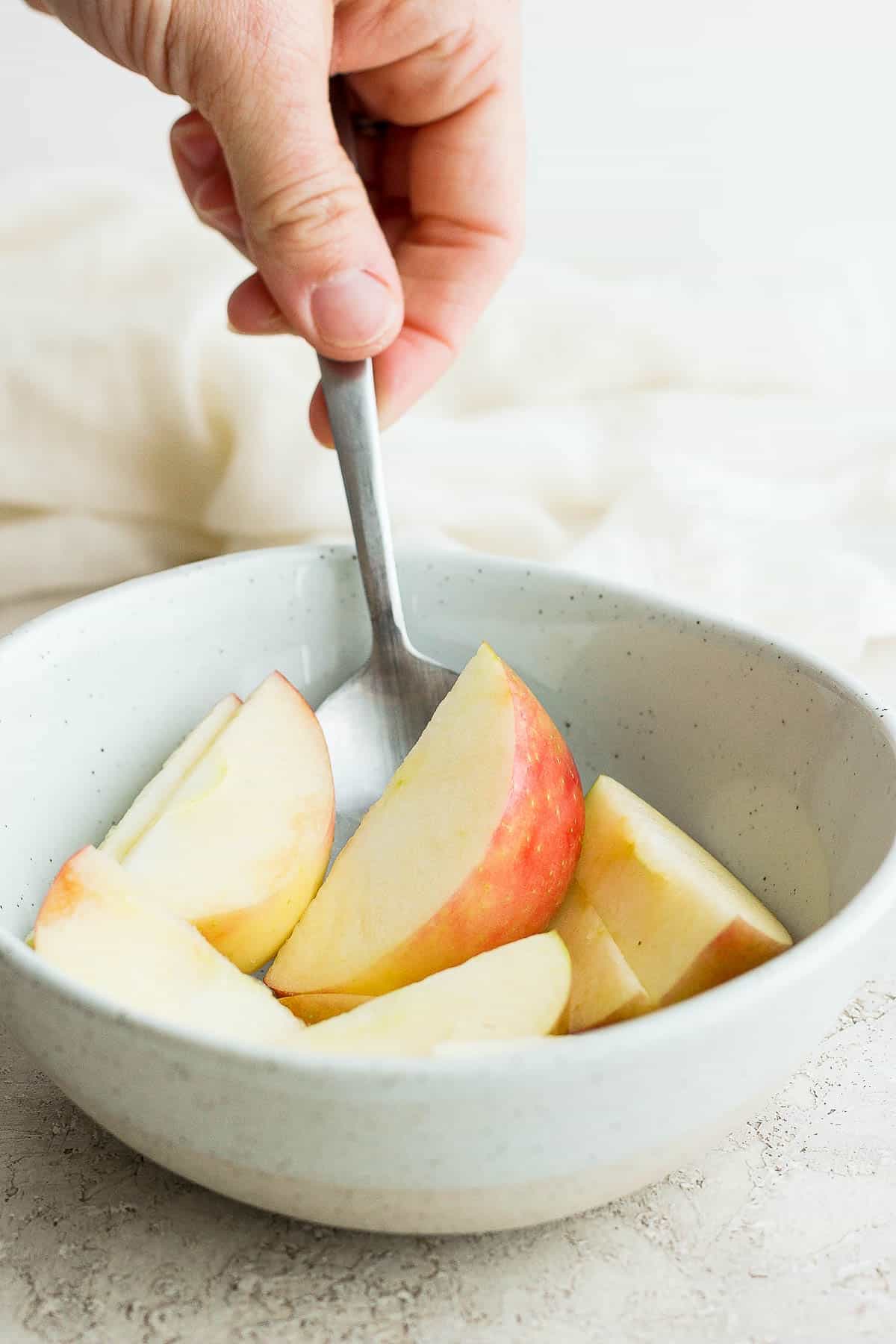 How to Cut an Apple - FeelGoodFoodie