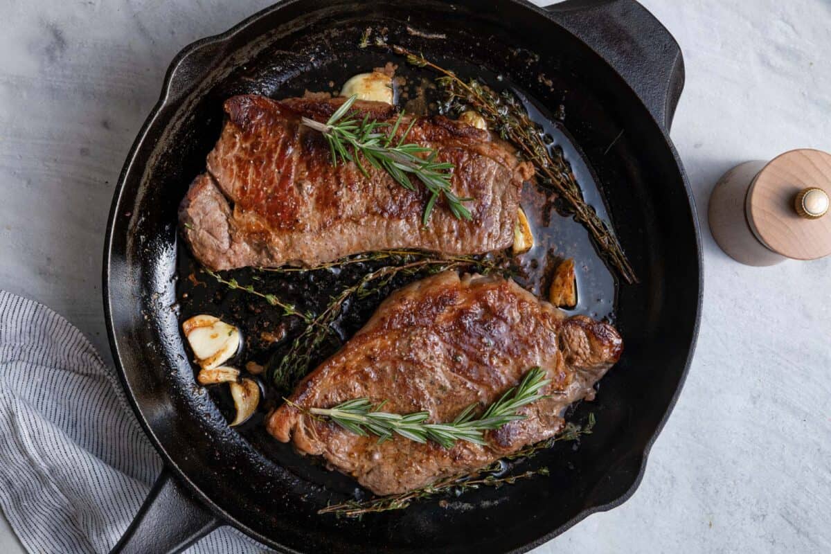 Cast Iron Skillet Steak {Juicy Easy Recipe} - FeelGoodFoodie