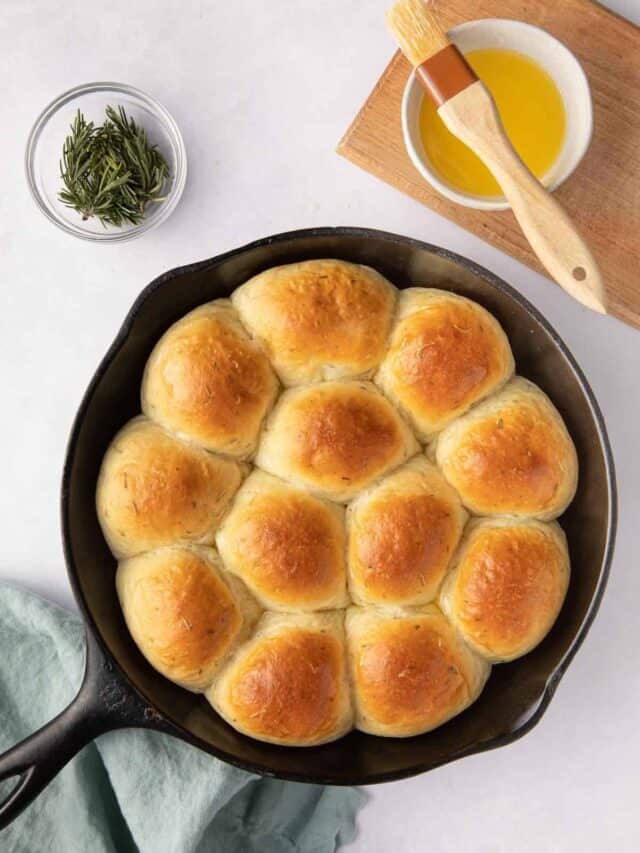 Garlic & Herb Skillet Dinner Rolls Feel Good Foodie