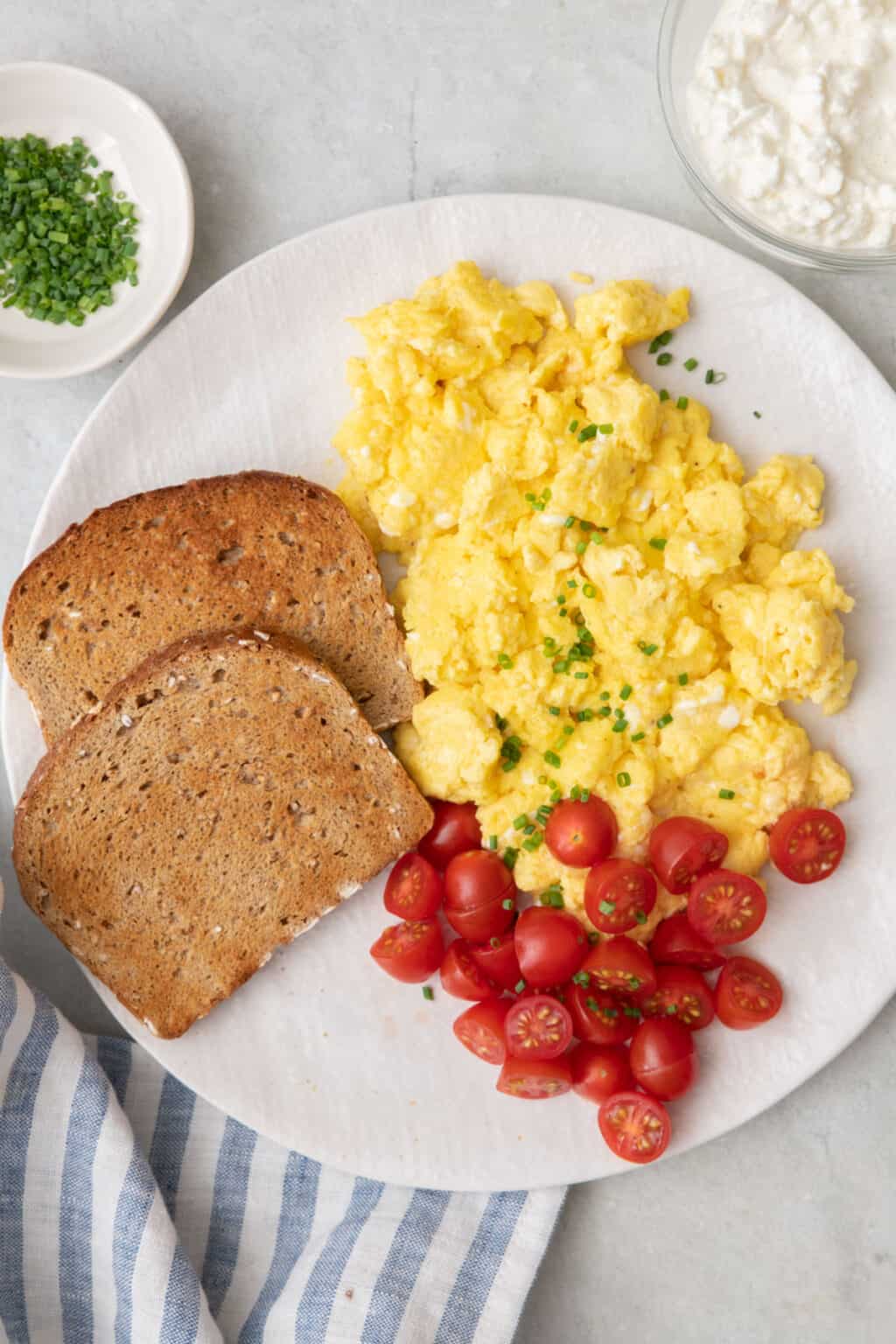 Scrambled eggs with cottage cheese 17g protein per serving