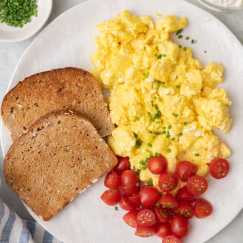 https://feelgoodfoodie.net/wp-content/uploads/2022/12/Scrambled-Eggs-with-Cottage-Cheese-07-500x500.jpg