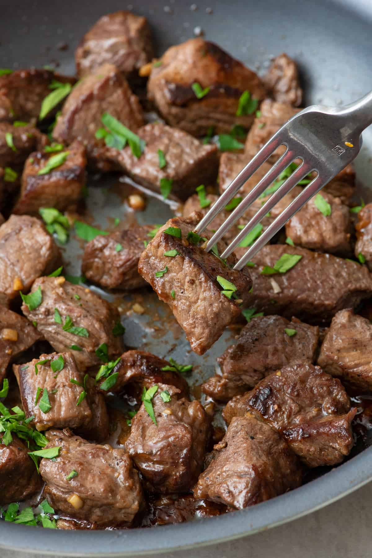 Cast Iron Skillet Steak {Juicy Easy Recipe} - FeelGoodFoodie