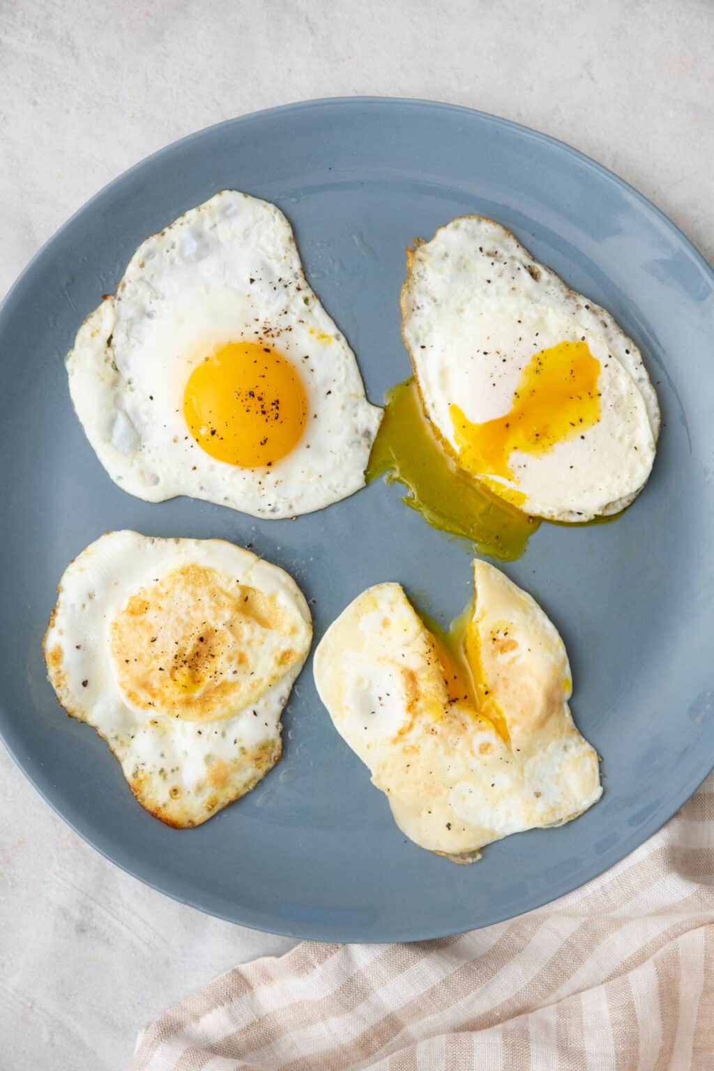 How to Poach Eggs {Easy Tutorial} - FeelGoodFoodie