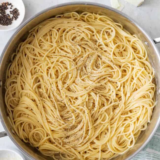 Cacio e Peppe in a pot seasoned with pepper.