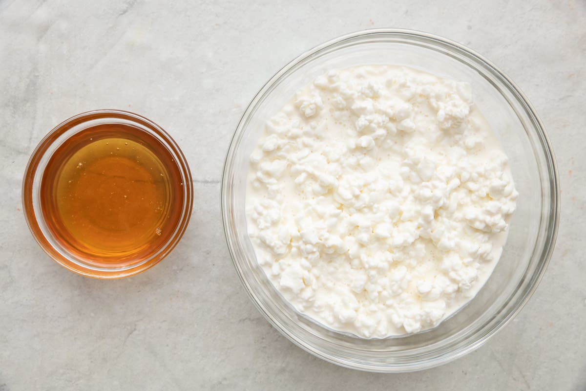 Ingredients for recipe: honey and cottage cheese.
