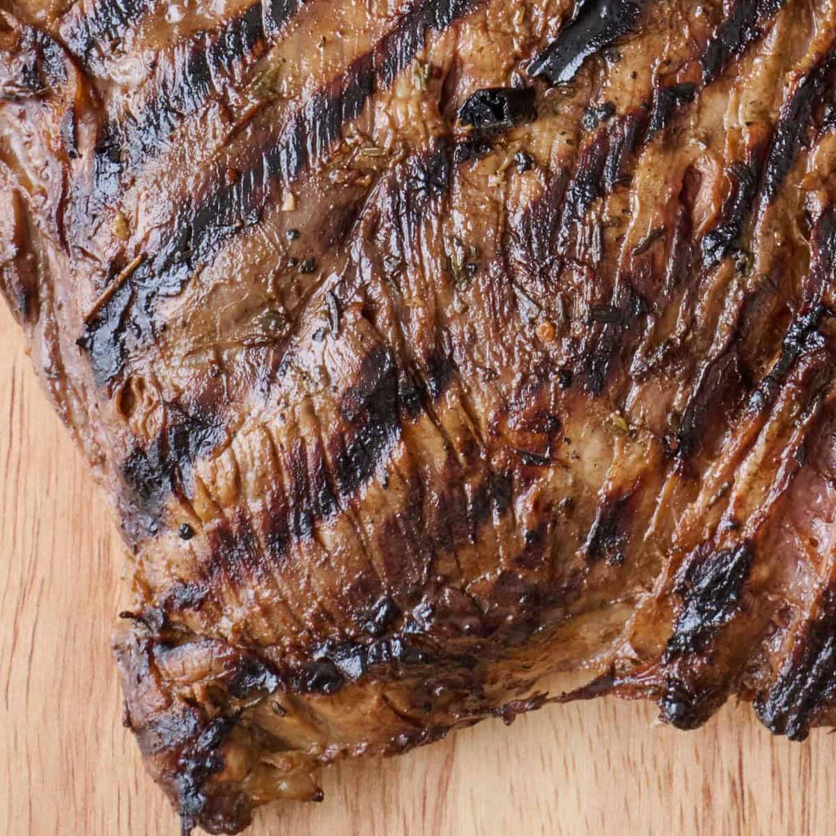 Close up of cooked steak to identify the direction of the grain.